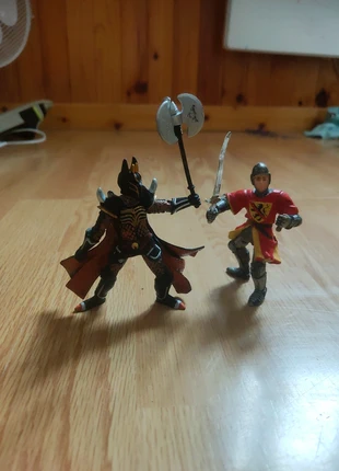Lot de 2 figurines chevalier l un en très bon état noir et marron avec hache , zustand: Gut, größe: Einheitsgröße, 4,50 €, 5,43 € inklusive Vinted-Käuferschutz