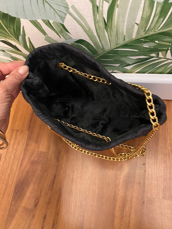 Borsa - pochette nera trapuntata con catena oro – Alexoo