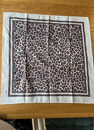 Foulard léopard Sézane, marque: Sézane, état: Neuf avec étiquette, 12,00 €, 13,30 € Protection acheteurs incluse