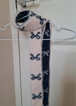 Scarf with bow pattern, merk: Sic Astra, staat: Nieuw zonder prijskaartje, € 14,00, € 15,40 inclusief Kopersbescherming