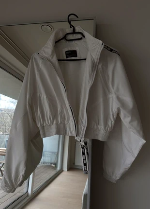 Veste coupe vent cropped Bershka blanche, marque: Bershka, état: Bon état, taille: XS / 34 / 6, 1,50 €, 2,28 € Protection acheteurs incluse