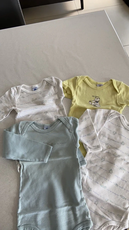 Lot 4 bodies taille 18 mois