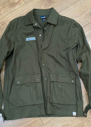 Veste Ellesse de couleur kaki, merk: Ellesse, staat: Heel goed, maat: S, € 25,00, € 26,95 inclusief Kopersbescherming