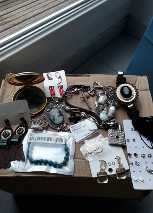 Lot bijoux fantaisies accessoires, merk: Jewels, staat: Goed, € 10,00, € 11,20 inclusief Kopersbescherming