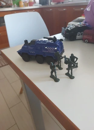 Macchina da guerra e soldati , marca: Machine, estado: Muito bom, tamanho: Tamanho único, €2.00, €2.80 inclui Proteção do Comprador