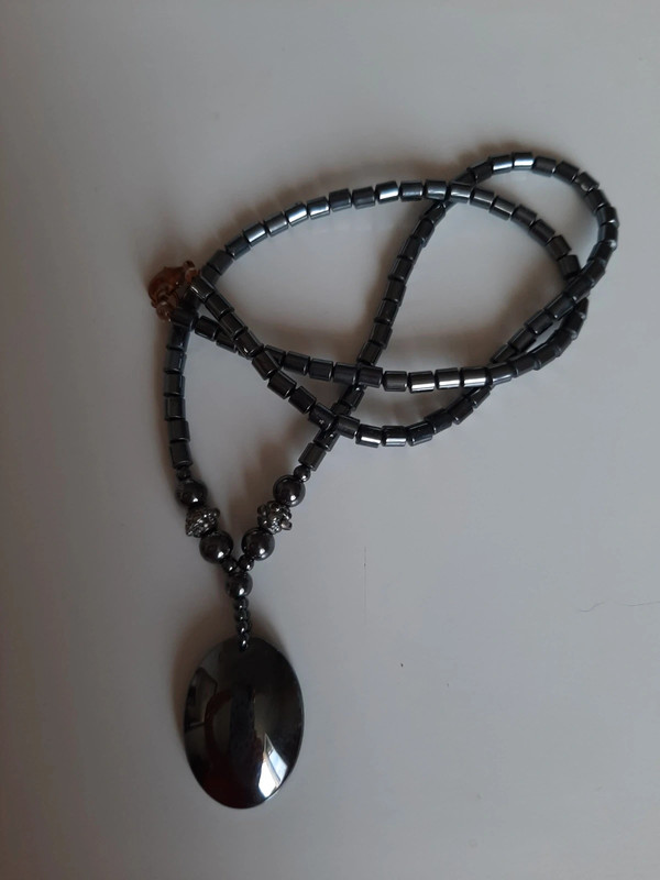 Collier en pierre magnétique 1