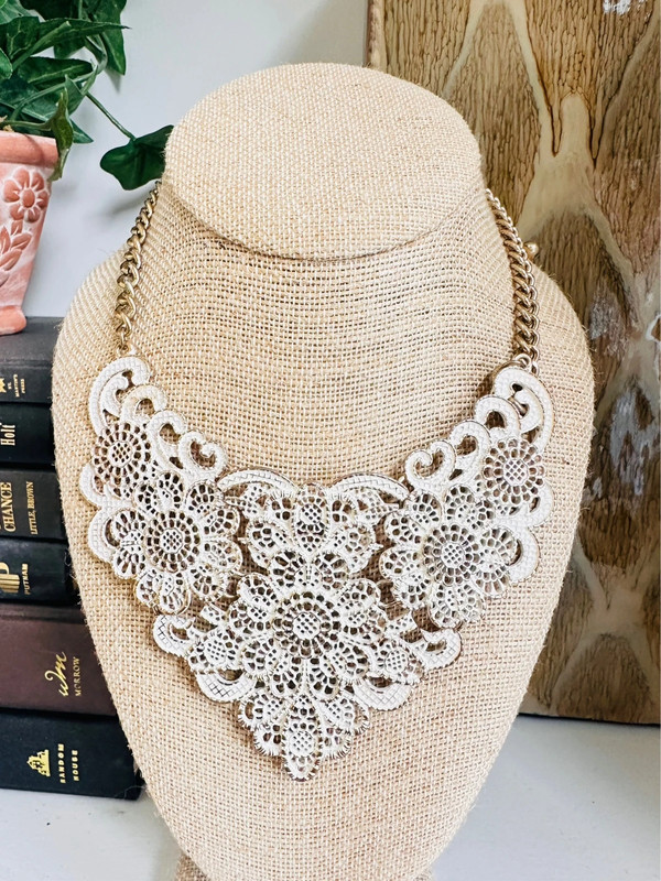 White lace necklace 1