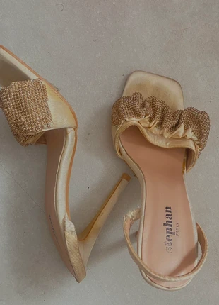 Sandales à talon de soirée en satin doré, merk: Boutique indépendante, staat: Heel goed, maat: 37, € 20,00, € 21,70 inclusief Kopersbescherming