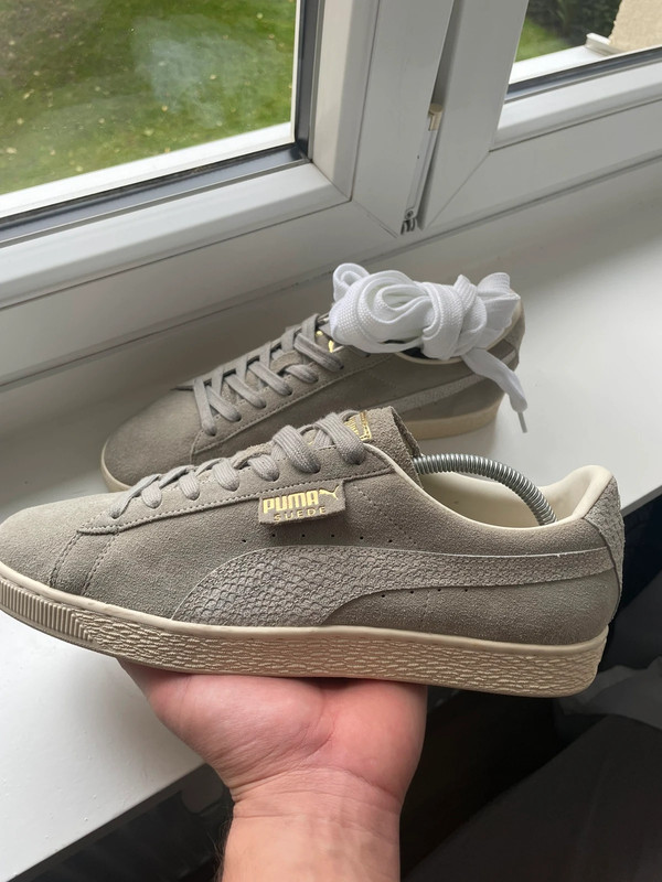 Suede pumas with deals fat laces