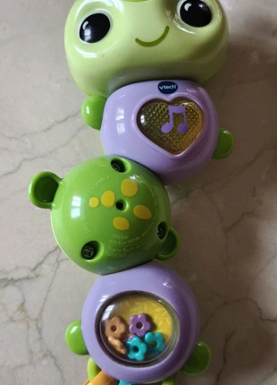 Hochet VTech Chenille interactive – Bébé éveil sensoriel, marke: VTech, zustand: Sehr gut, größe: 6-9 Monate / 68, 6,00 €, 7,00 € inklusive Vinted-Käuferschutz