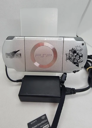 Console Psp slim lite final fantasy 10th anniversary, crisis core, 2008 ice silver edition limitee, marque: Sony, état: Bon état, 220,00 €, 231,70 € Protection acheteurs (Pro) incluse