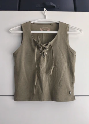 Khaki Crop Top mit Schnürung, marke: FB Sister, zustand: Sehr gut, größe: XS / 34 / 6, 4,00 €, 4,90 € inklusive Vinted-Käuferschutz
