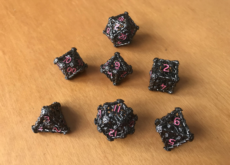 Set di 7 Dadi Metallici Nero e Rosa +sacchetto / 7 Dice Set Metallic Black & Pink +bag - Kickstarter 1