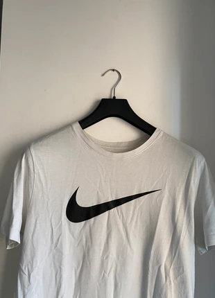 Maglietta Nike bianca con logo nero - Taglia M, brand: Nike, condizioni: Buone, taglia: M / IT 42 / EU 38, €4.99, €5.94 include la Protezione acquisti
