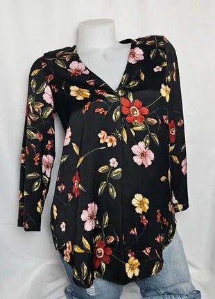 blouse noire fleurie stradivarius femme taille S très bon état, marke: Stradivarius, zustand: Sehr gut, größe: S / 36 / 8, 3,00 €, 3,85 € beinhaltet Vinted-Käuferschutz Pro