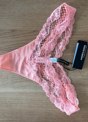 Mooie string, merk: Andres Sarda, staat: Nieuw met prijskaartje, maat: L / 40 / 12, € 15,00, € 16,45 inclusief Kopersbescherming