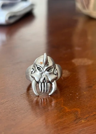 Heavy metal skull ring, marke: Vintage Dressing, zustand: Gut, größe: 53.1 mm / 16.9 mm Ø, 6,00 €, 7,00 € inklusive Vinted-Käuferschutz