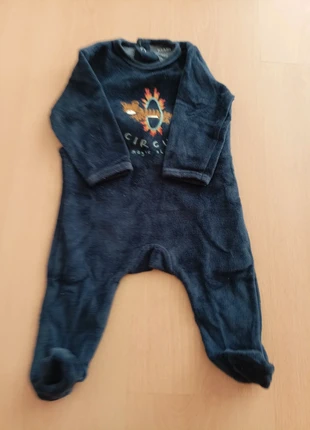 Babygrow em veludo para bebé menino / pyjama velours pour bébé garçon, marca: Kiabi, estado: Muito bom, tamanho: 6-9 meses / 68 cm, €3.00, €3.85 inclui Proteção do Comprador