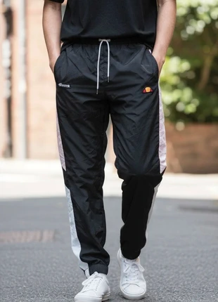 Pantaloni vintage Ellesse anni 2010 – Stile sport retrò unisex, iconici e comodi, merk: Ellesse, staat: Heel goed, maat: M, € 10,00, € 11,20 inclusief Kopersbescherming