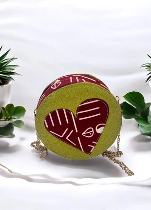 Sac a main rond Afrochic coeur rouge, état: Neuf sans étiquette, 18,00 €, 19,60 € Protection acheteurs (Pro) incluse