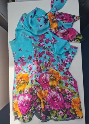 Blue, see through, shoulderless top. Very classy and elegant. Bow on neck., staat: Heel goed, maat: S / 36 / 8, € 5,00, € 5,95 inclusief Kopersbescherming