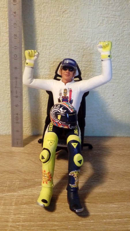 figurine Valentino Rossi world champion 2002 au 1/12 éme diorama moto gp  agv minichamps