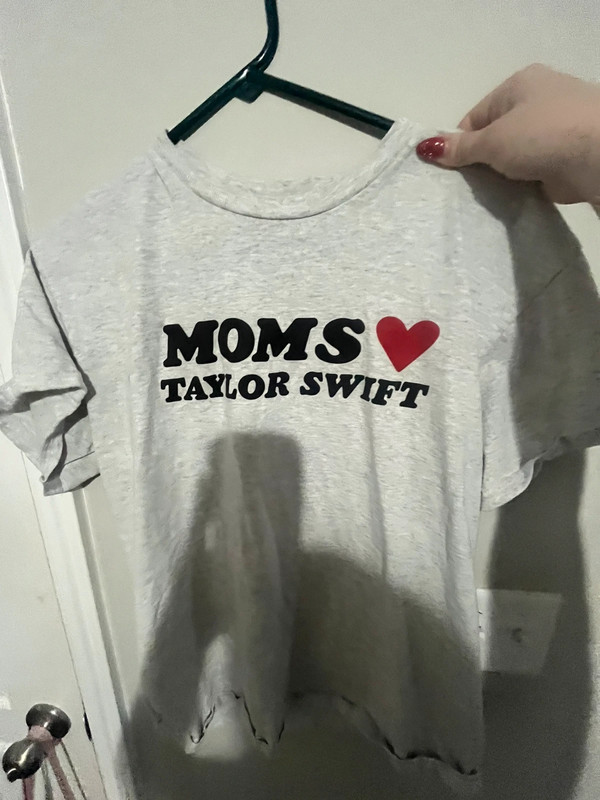 grey moms love taylor swift tee