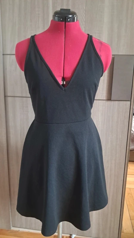 Robe noire dos nu
