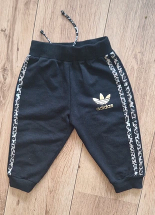 Adidas broek zwart met panterstrepen, marca: adidas, estado: Muy bueno, tamaño: 9-12 meses / 74 cm, 5,00 €, 5,95 € Protección al comprador incluida