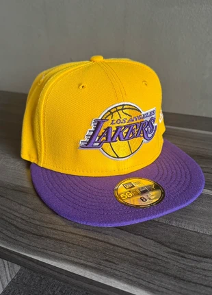 New Era Los Angeles Lakers Cap with Logo – Flat Brim purple/yellow🏀, marke: New Era, zustand: Neu, größe: Einheitsgröße, 19,00 €, 20,65 € inklusive Vinted-Käuferschutz