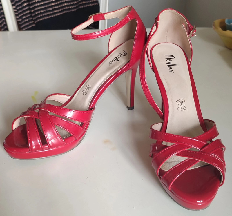 Zapatos de Menbur con plataforma y tacon. Muy comodos. Hechos soft and chic especificamente.Rojos