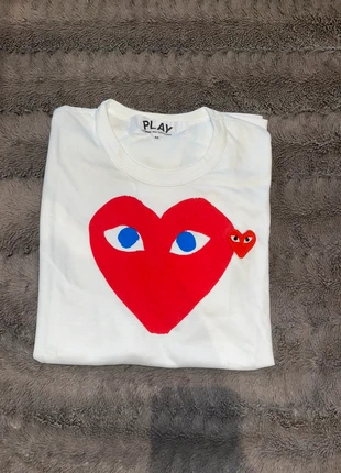 T-Shirt Comme Des Garçons, marque: Comme des Garçons, état: Très bon état, taille: M, 34,99 €, 37,44 € Protection acheteurs incluse