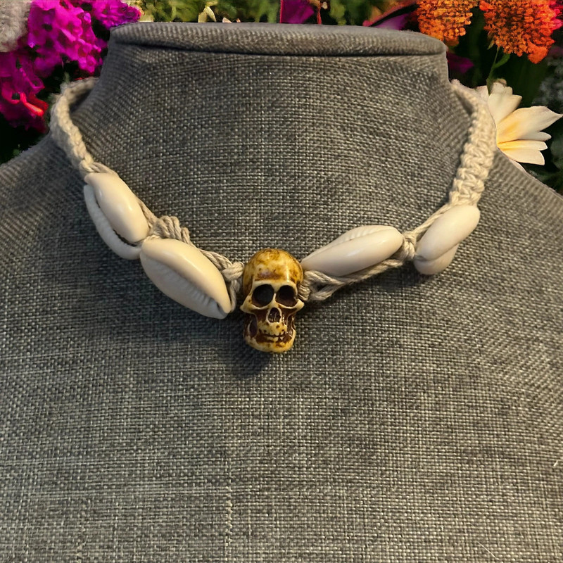 Seashell and skull macrame necklace 1