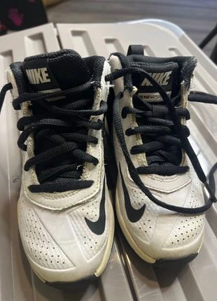 Basket Team husle D7 Nike, marque: Nike, état: Très bon état, taille: 27, 10,00 €, 11,20 € Protection acheteurs incluse