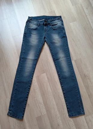 Jean taille basse 36 TRF, merk: TRF Denim, staat: Heel goed, maat: S / 36 / 8, € 1,50, € 2,28 inclusief Kopersbescherming