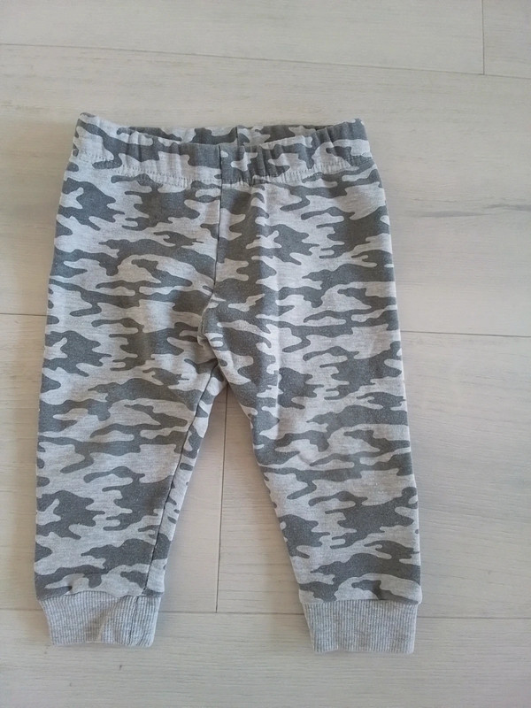 Grijze jongens joggingbroek legerprint maat 80 Vinted