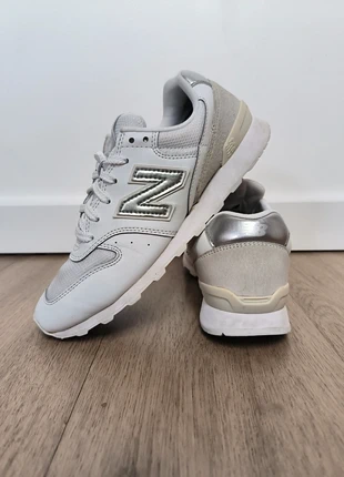 Basket femme New Balance 996
Couleur cuir blanc, gris et gris argenté 
taille 38
Très bon état,, marca: New Balance, estado: Muito bom, tamanho: 38, €25.00, €26.95 inclui Proteção do Comprador Pro