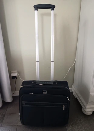 Rolkoffer/laptop tas, merk: Titan, staat: Heel goed, € 23,00, € 24,85 inclusief Kopersbescherming