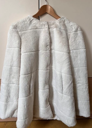 Veste crème taille s en fausse fourrure Stradivarius comme neuve, merk: Stradivarius, staat: Heel goed, maat: S / 36 / 8, € 25,00, € 26,95 inclusief Kopersbescherming