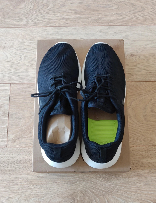 Nike black online roshe runs