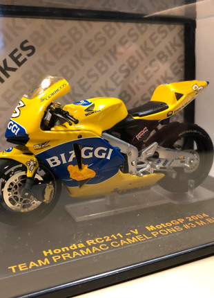 Miniature moto GP ixo 1/24 Honda RC 211 V Biaggi 2004