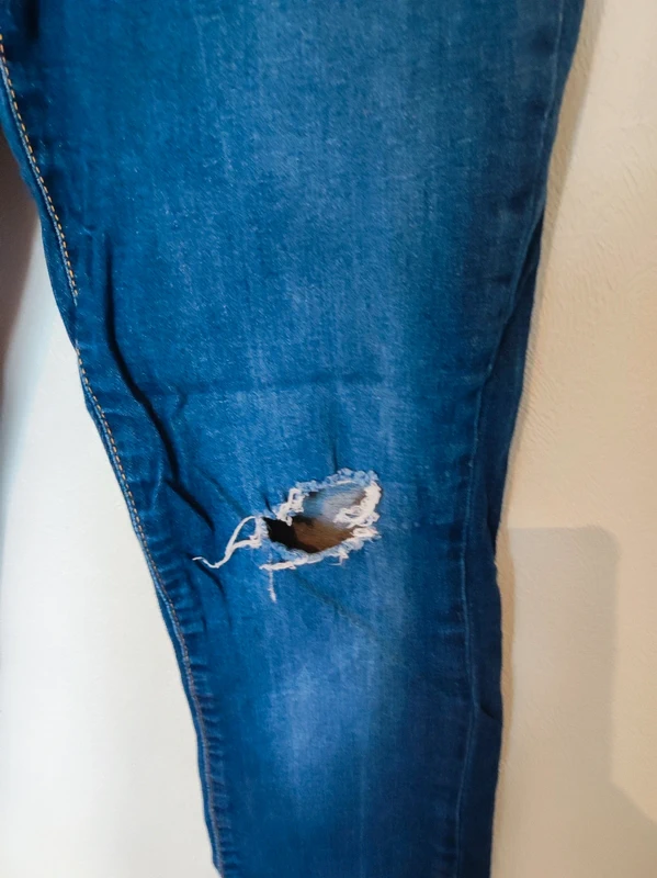 Jean déchiré taille 38 - photo numéro 2