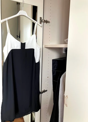 Abito fluido bianco e nero Mango taglia M, merk: Mango, staat: Heel goed, maat: M / 38 / 10, € 9,00, € 10,15 inclusief Kopersbescherming