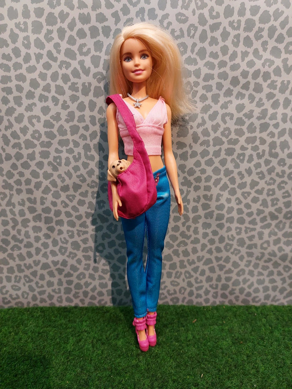 Barbie mit süßem Outfit und hund in der Tasche 1