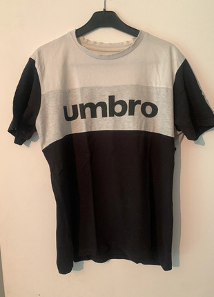 T-shirt Umbro noir et blanc, taille M, en très bon état, marque: Umbro, état: Très bon état, taille: M, 3,00 €, 3,85 € Protection acheteurs incluse