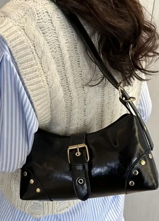 Sac baguette noir verni à boucle dorée – chic et intemporel, estado: Muy bueno, 17,00 €, 18,55 € Protección al comprador incluida