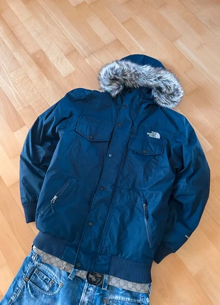 The North Face Daunenjacke mit Fellkragen, staat: Heel goed, maat: M, € 85,00, € 89,95 inclusief Kopersbescherming