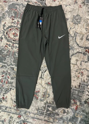 Pantalon Nike Running Gris – Taille M, marque: Nike, état: Neuf avec étiquette, taille: M, 39,99 €, 42,69 € Protection acheteurs incluse