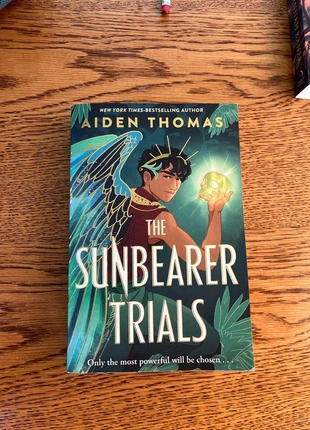 The Sunbearer Trials - Aiden Thomas, staat: Heel goed, € 3,00, € 3,85 inclusief Kopersbescherming