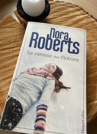 Livre 3 en 1 La caresse des flocons - Nora Roberts, état: Très bon état, 5,00 €, 5,95 € Protection acheteurs incluse